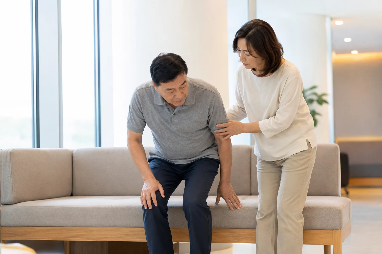 영등포 신경외과 방문 전 정보를 정리하는 모습